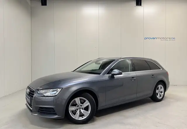 Audi A4 Avant view 4