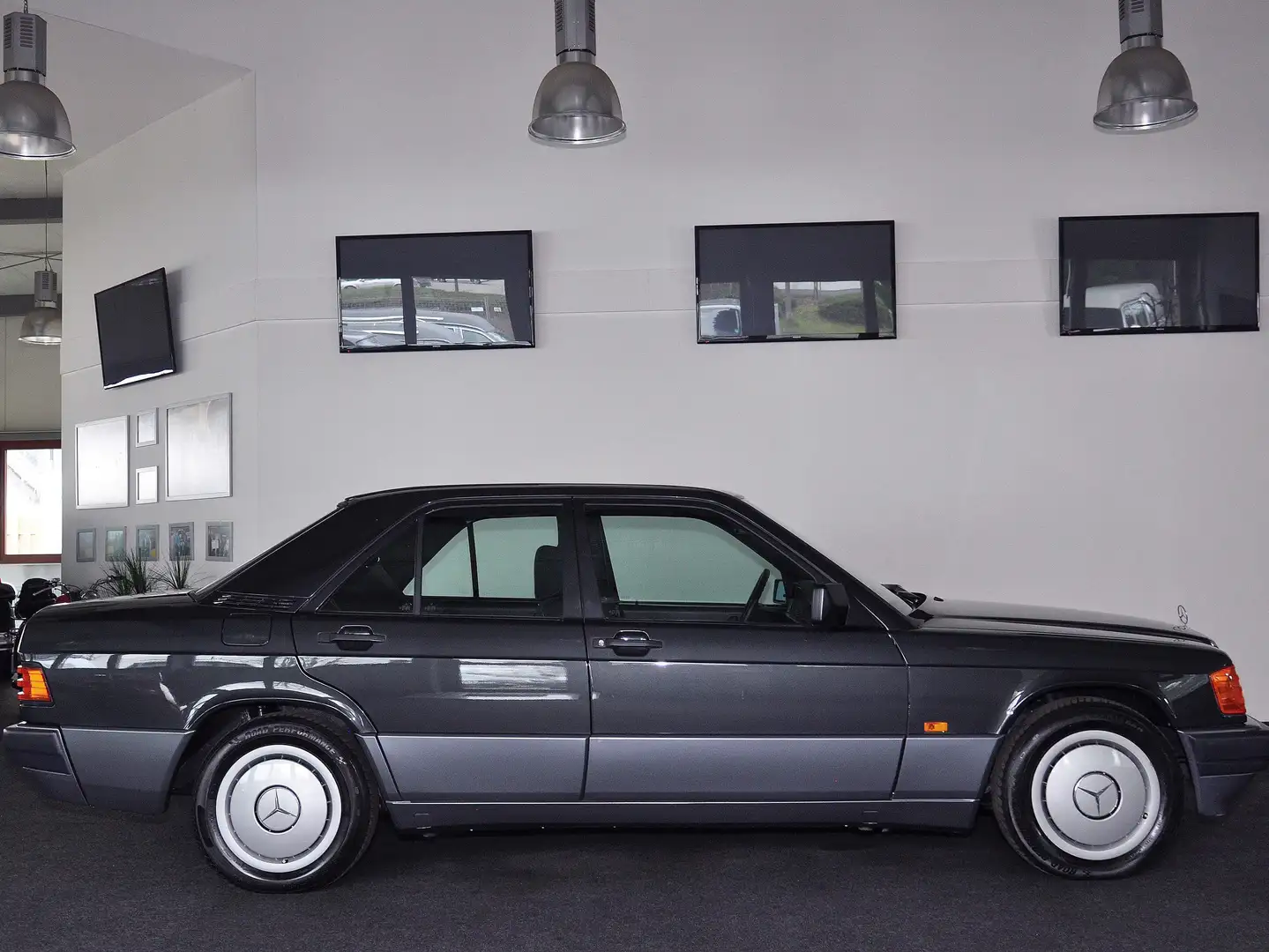 Mercedes-Benz 190 E (W201) ! Erst 027.483 km ! Traumzustand ! Schwarz - 2