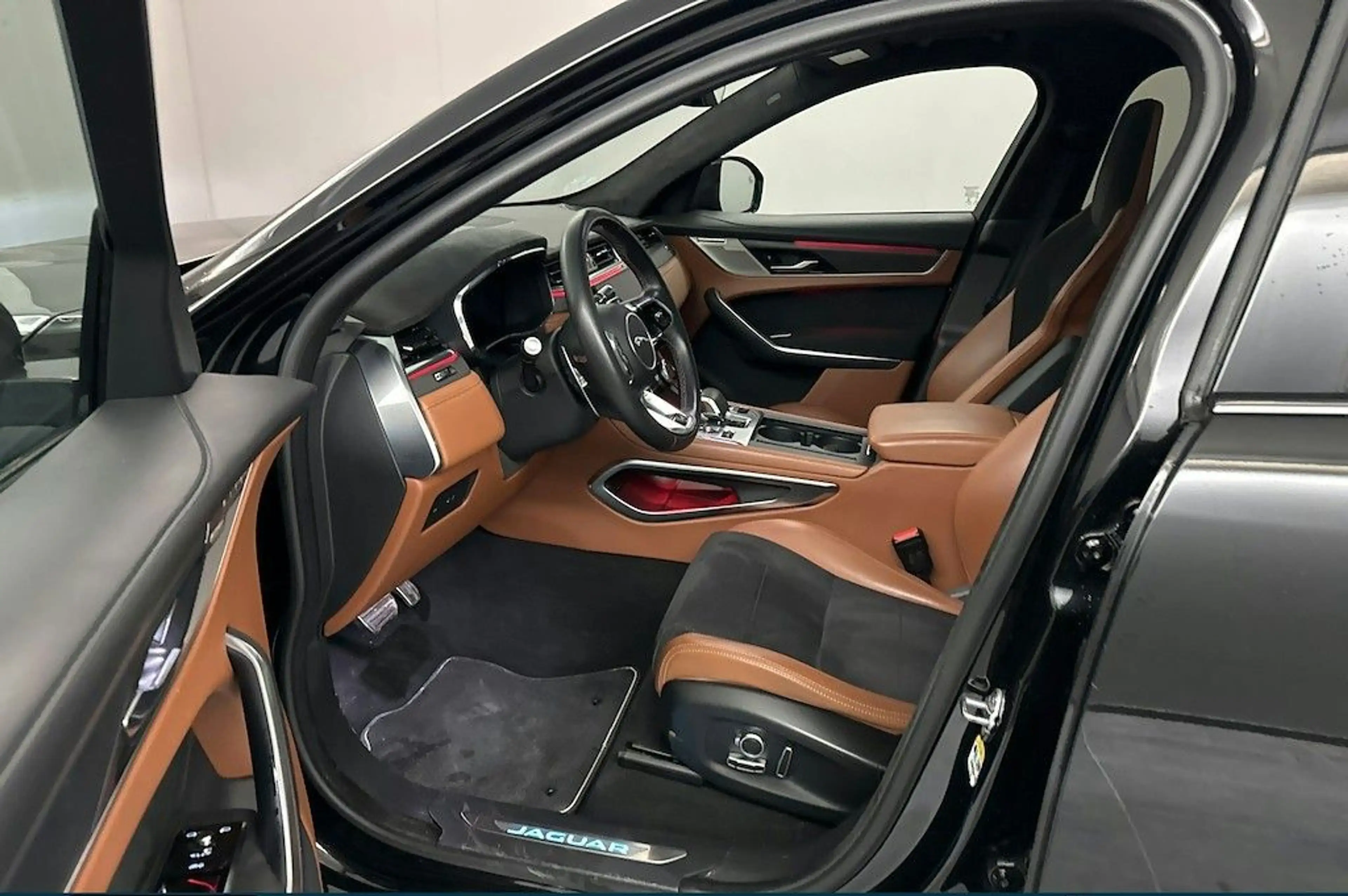 Jaguar F-Pace SVR P550 AWD AHK / Panorama / Head Up — photo 8