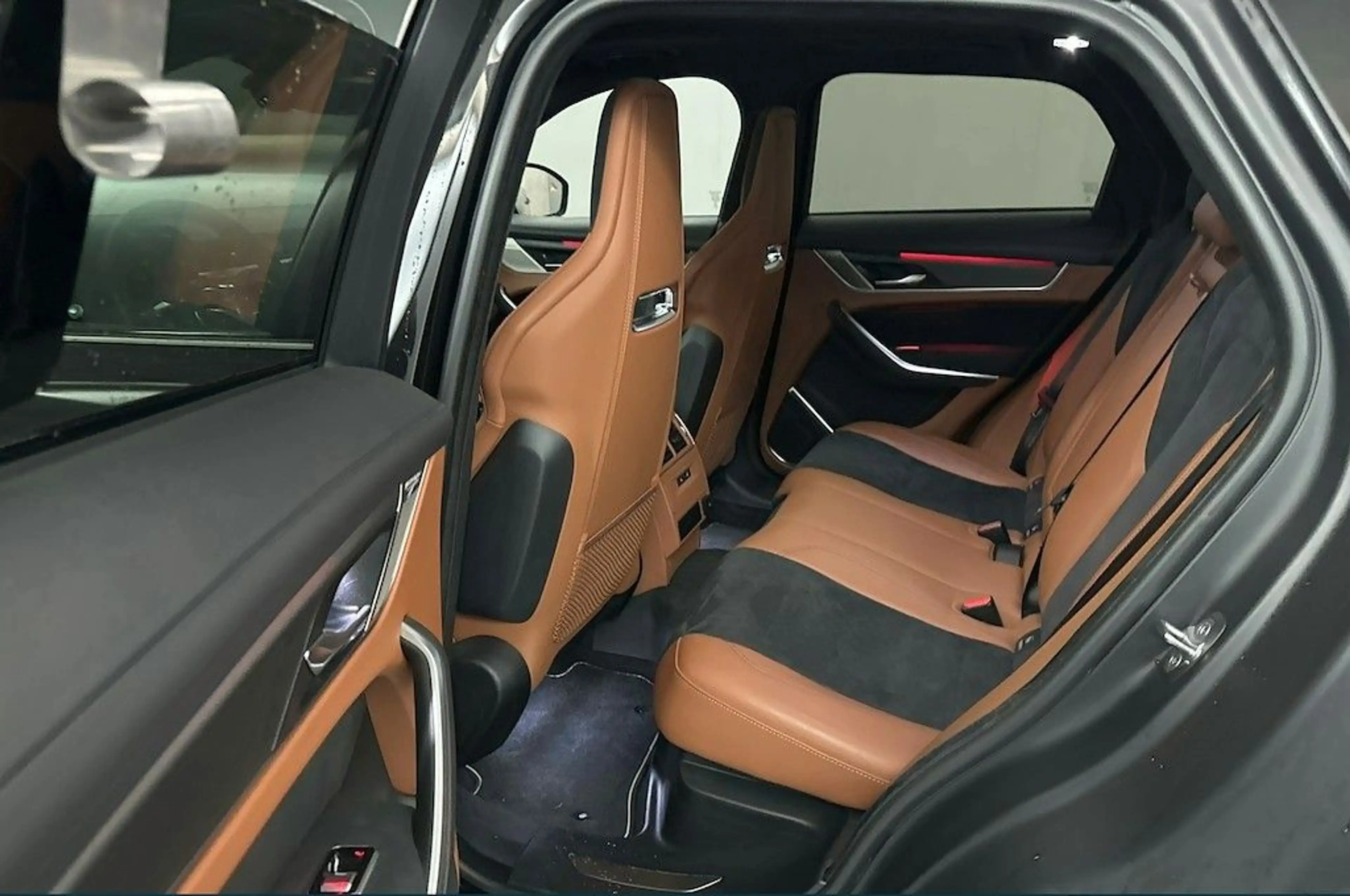 Jaguar F-Pace SVR P550 AWD AHK / Panorama / Head Up — photo 9