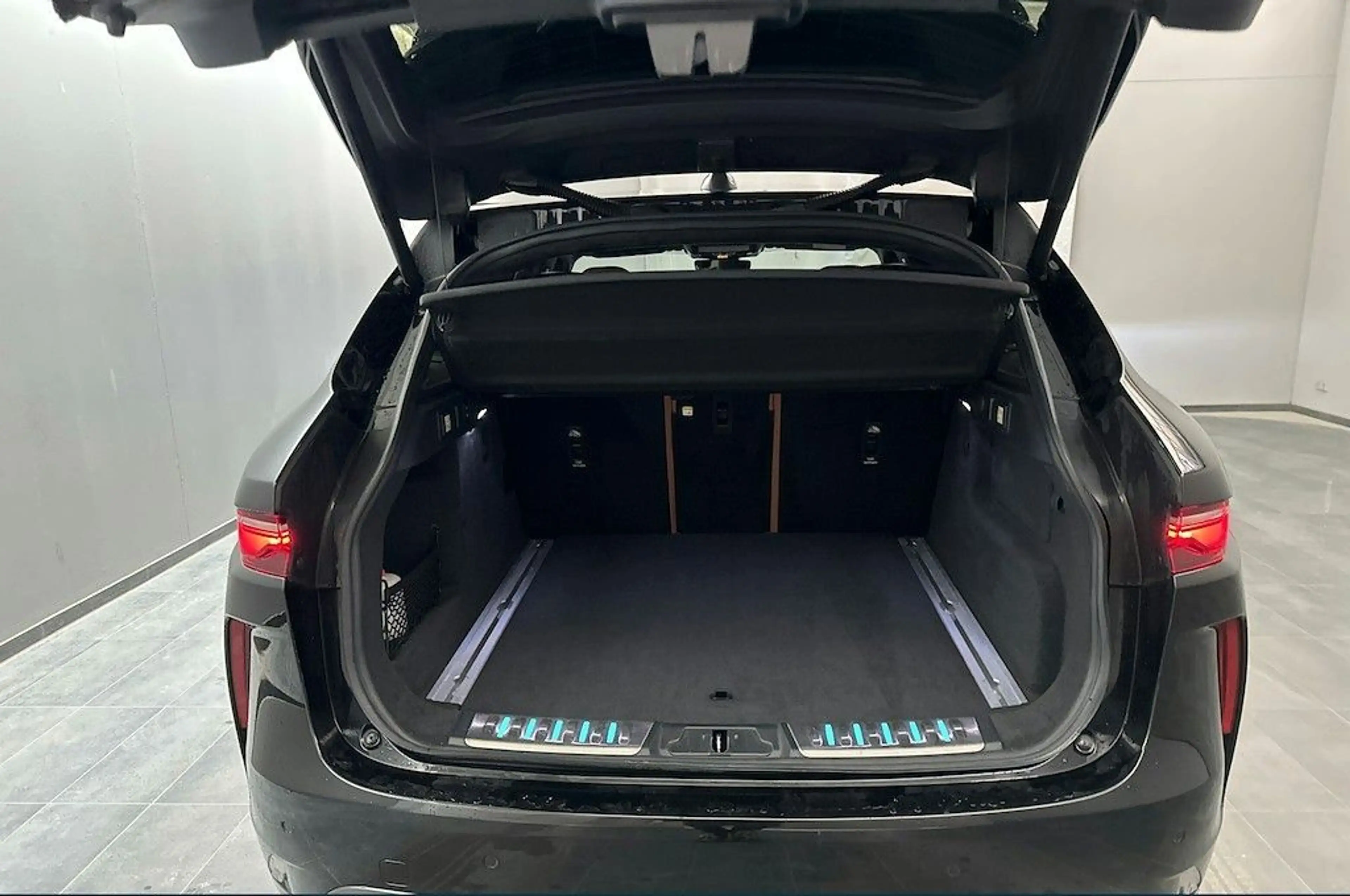 Jaguar F-Pace SVR P550 AWD AHK / Panorama / Head Up — photo 10