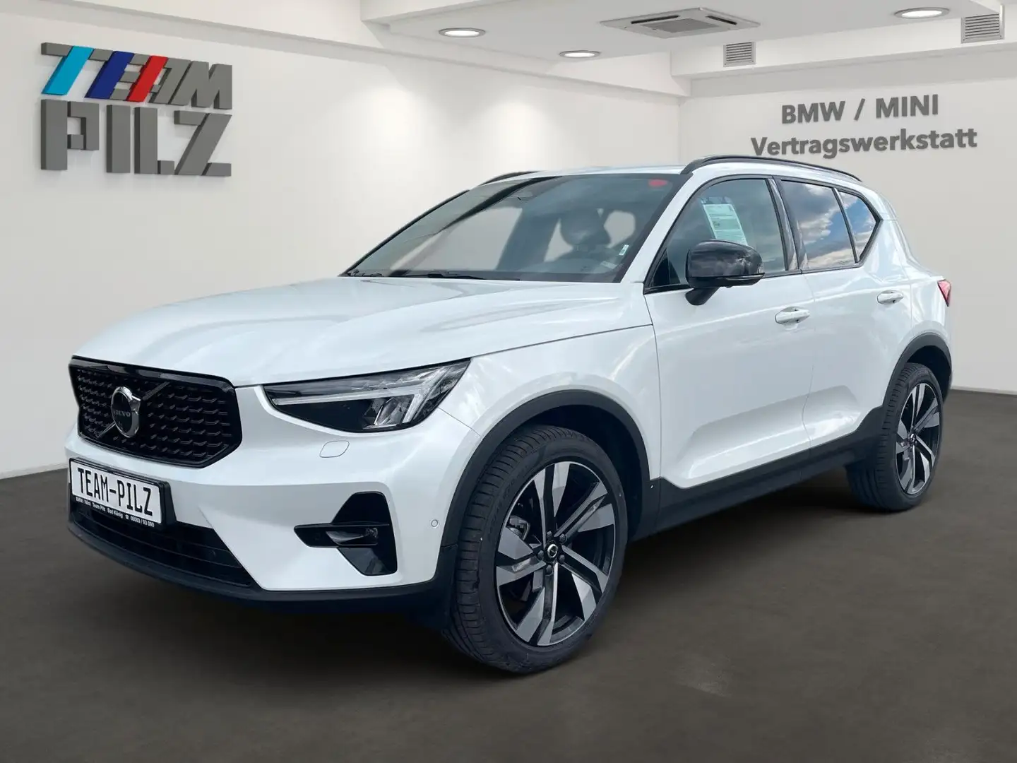 Volvo XC40 B4 Plus Dark AHK 360°Kam E-Sitz ACC adLE Bianco - 1