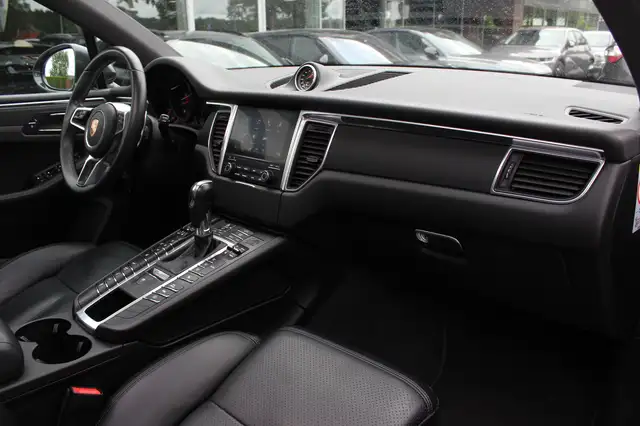 Porsche Macan view 13