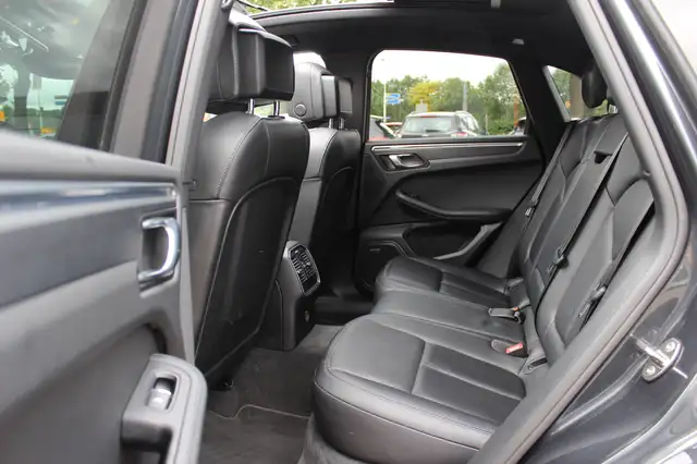 Porsche Macan view 11