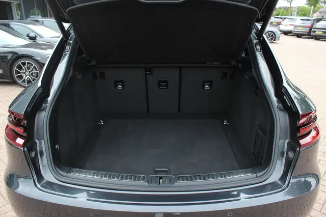 Porsche Macan view 16