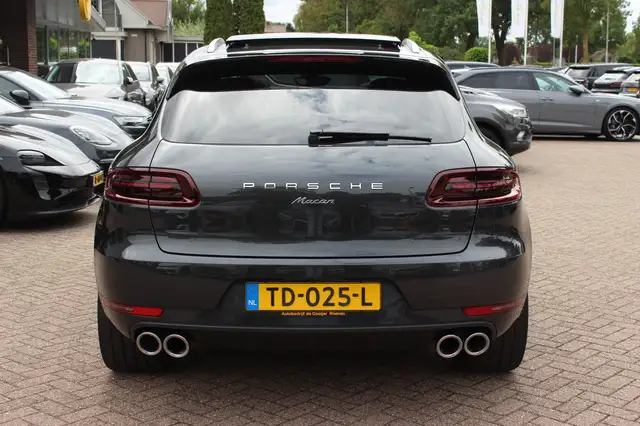 Porsche Macan view 15