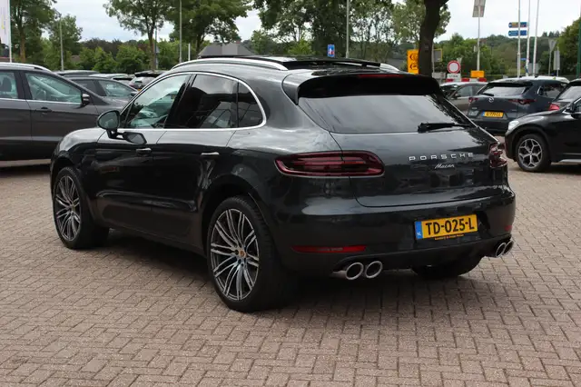 Porsche Macan view 3
