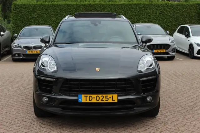 Porsche Macan view 8