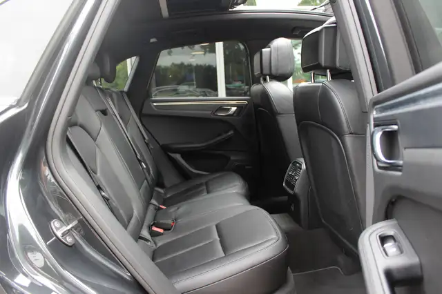Porsche Macan view 12