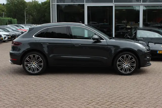 Porsche Macan view 5