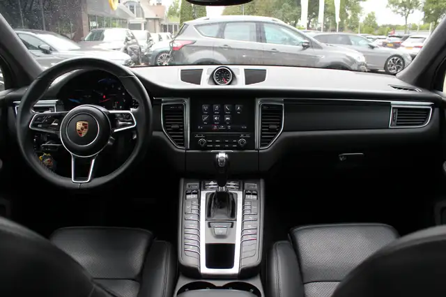 Porsche Macan view 2