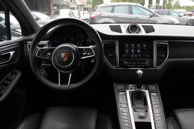 Porsche Macan view 9