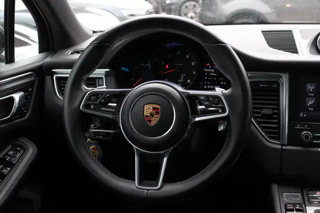 Porsche Macan view 17