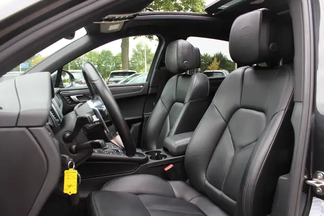 Porsche Macan view 4