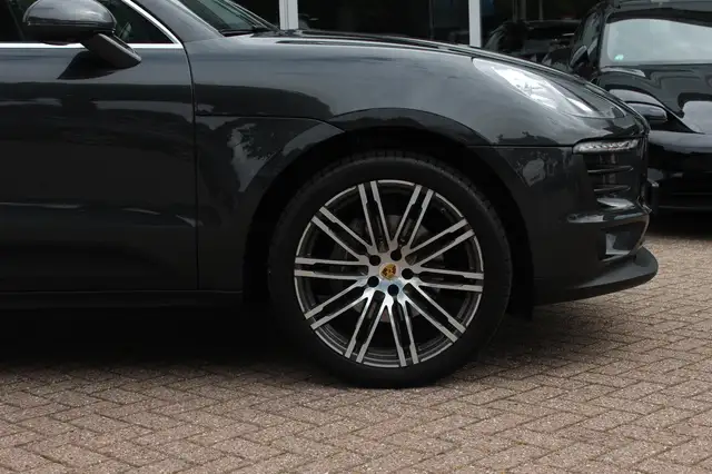 Porsche Macan view 14