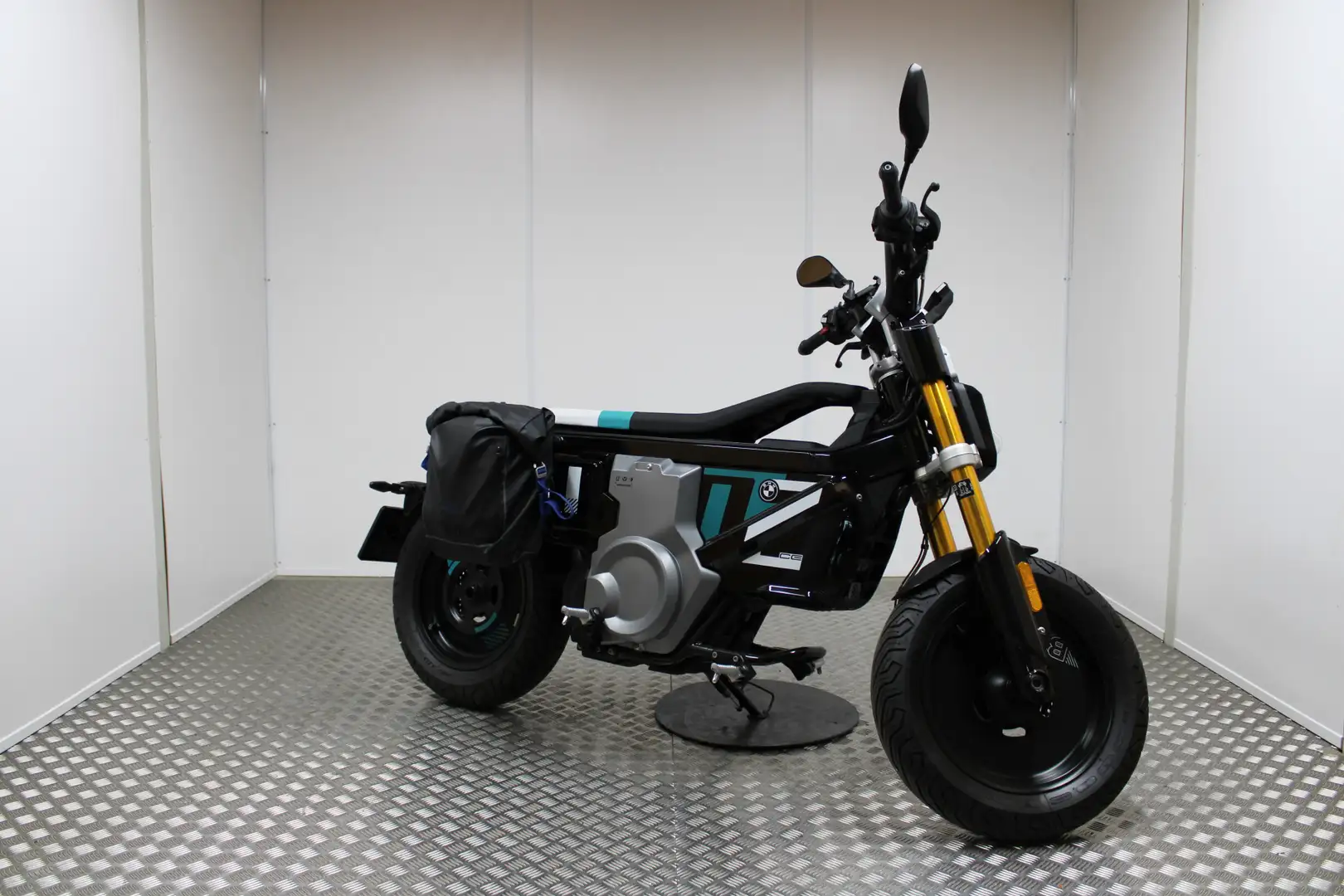 BMW CE 02 Cosmic black 2 BTW Voertuig Schwarz - 2