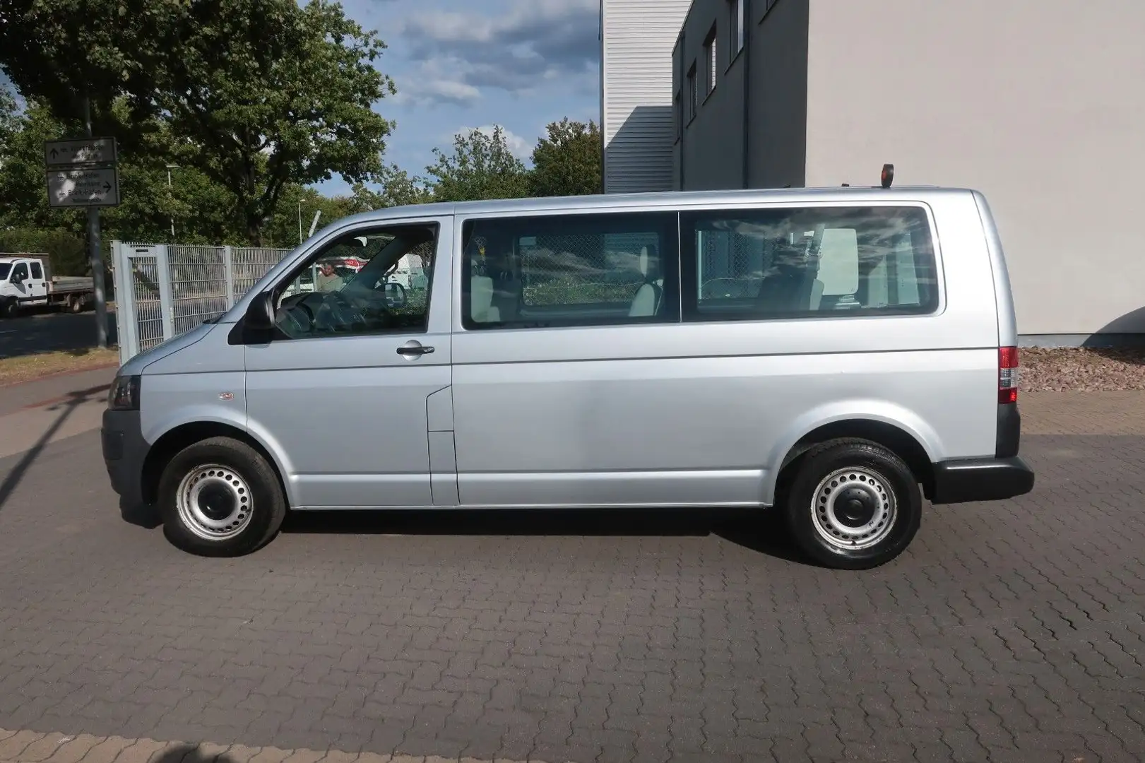 Volkswagen T5 Transporter T5 lang 9 Sitzer / Klima / DSG / Fzg. Nr: 83 Silber - 2