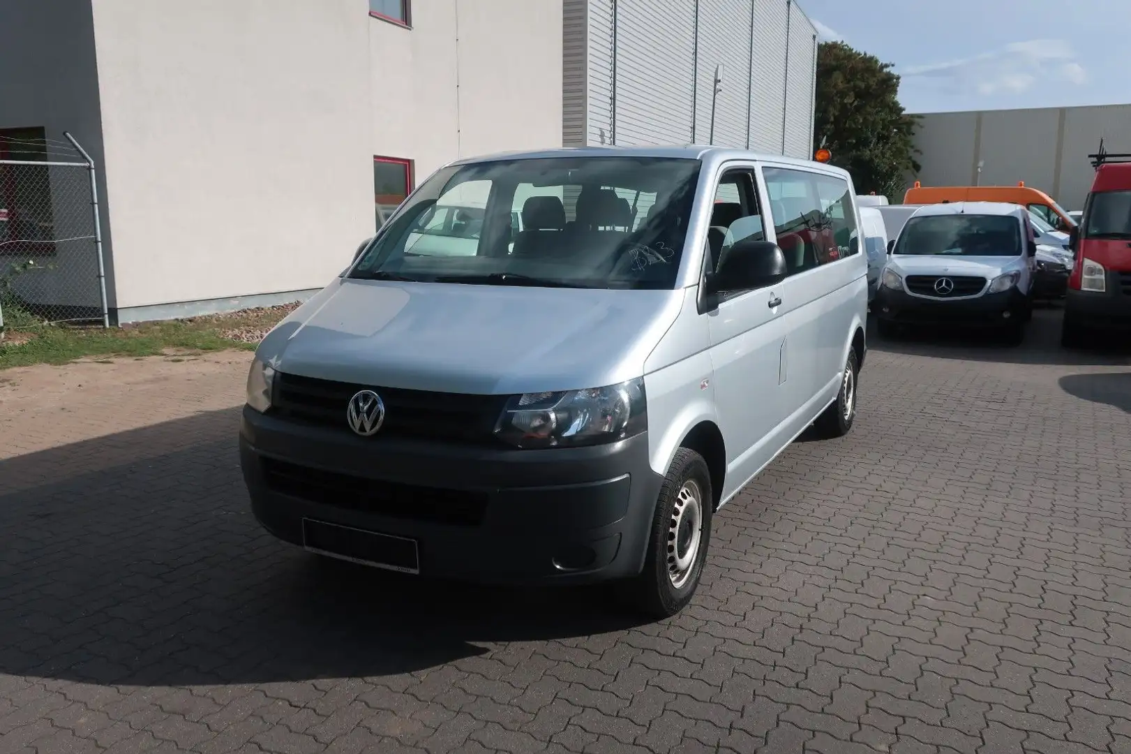 Volkswagen T5 Transporter T5 lang 9 Sitzer / Klima / DSG / Fzg. Nr: 83 Silber - 1