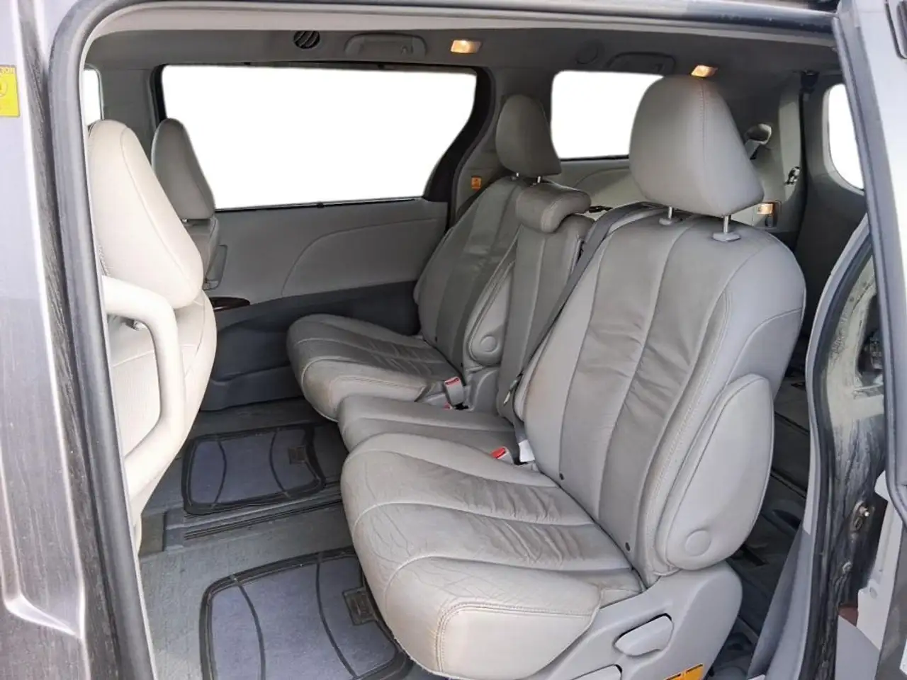 Toyota Sienna снимка Toyota Sienna