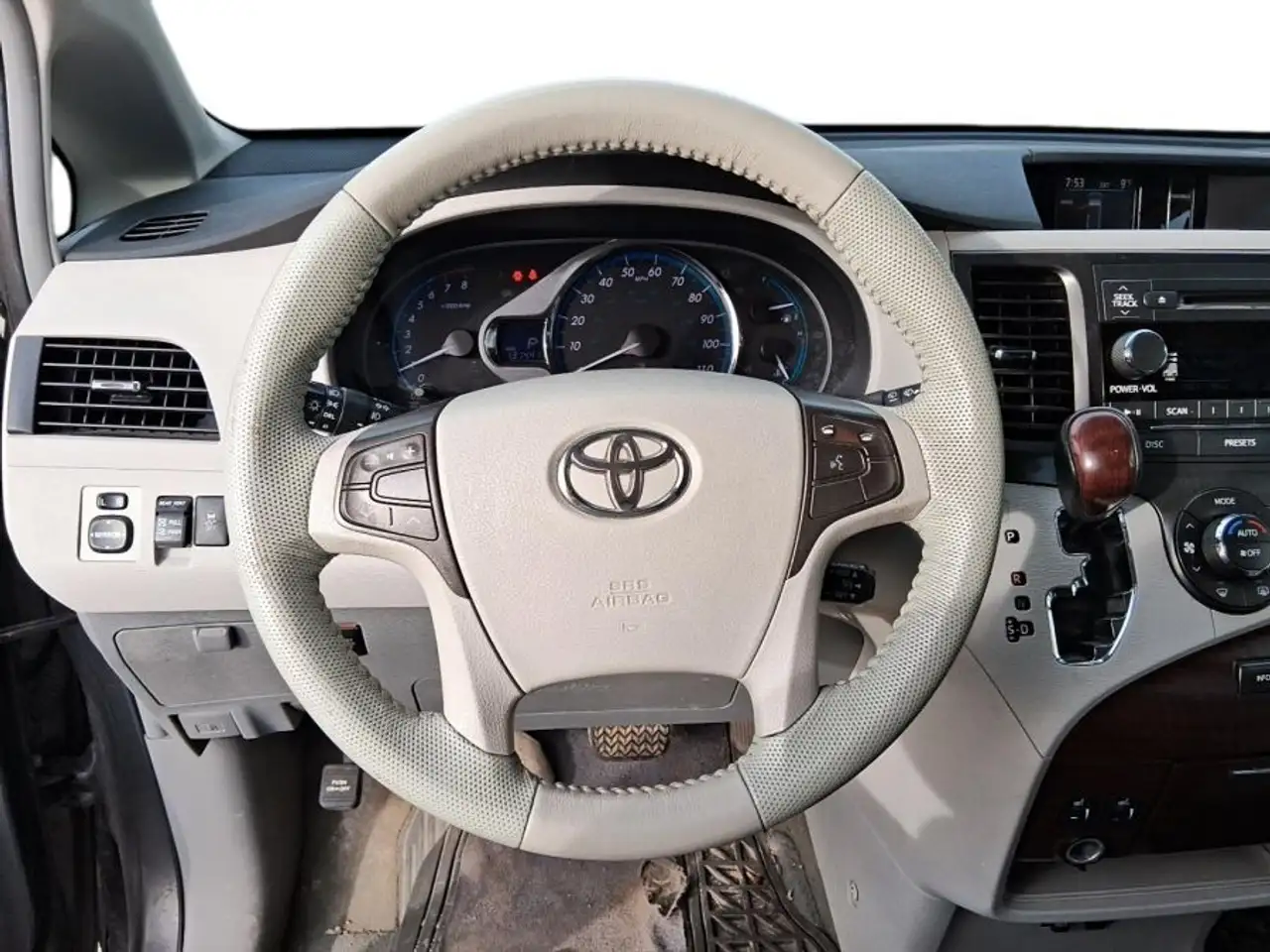 Toyota Sienna снимка Toyota Sienna