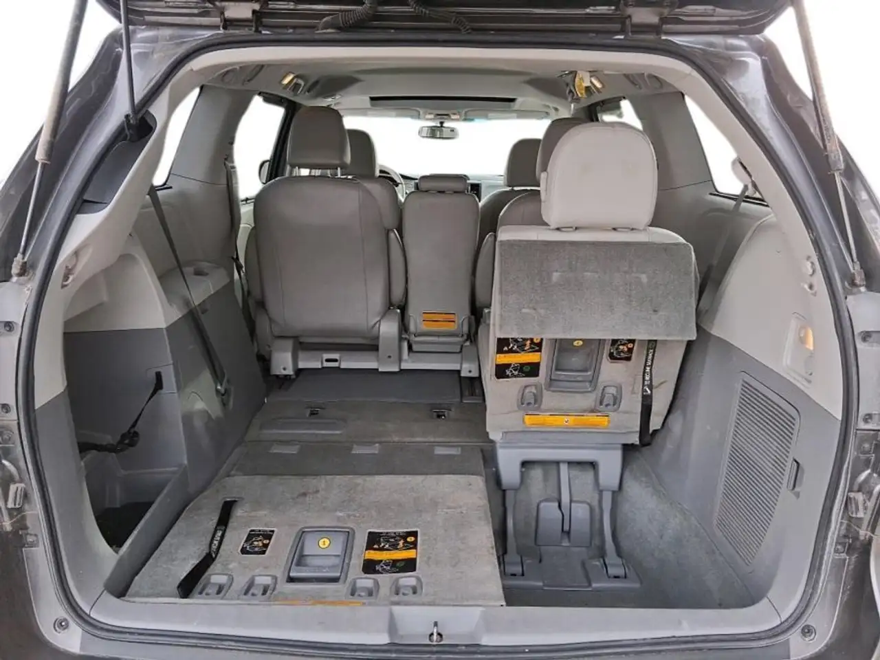 Toyota Sienna снимка Toyota Sienna