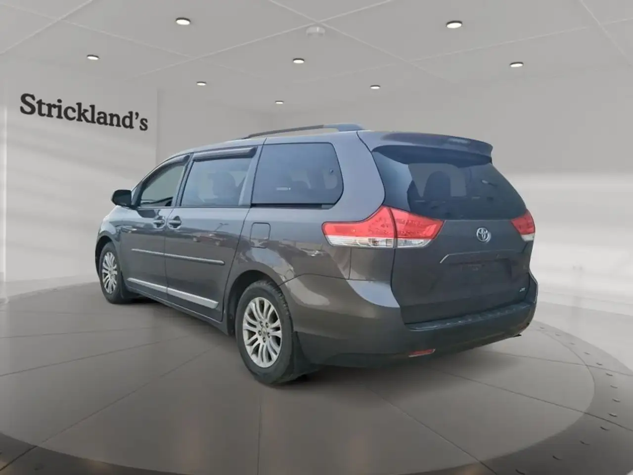 Toyota Sienna снимка Toyota Sienna