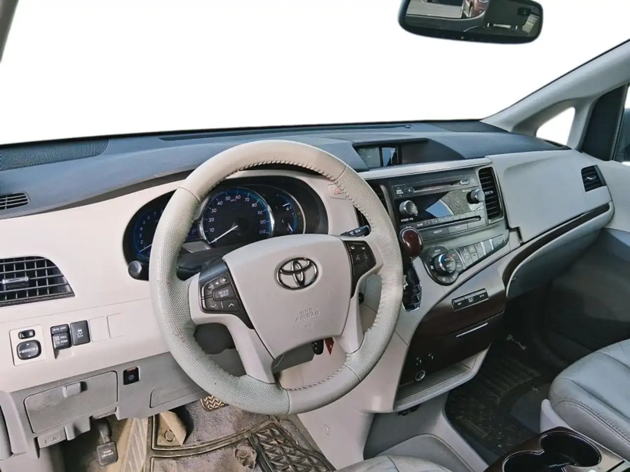 Toyota Sienna снимка Toyota Sienna
