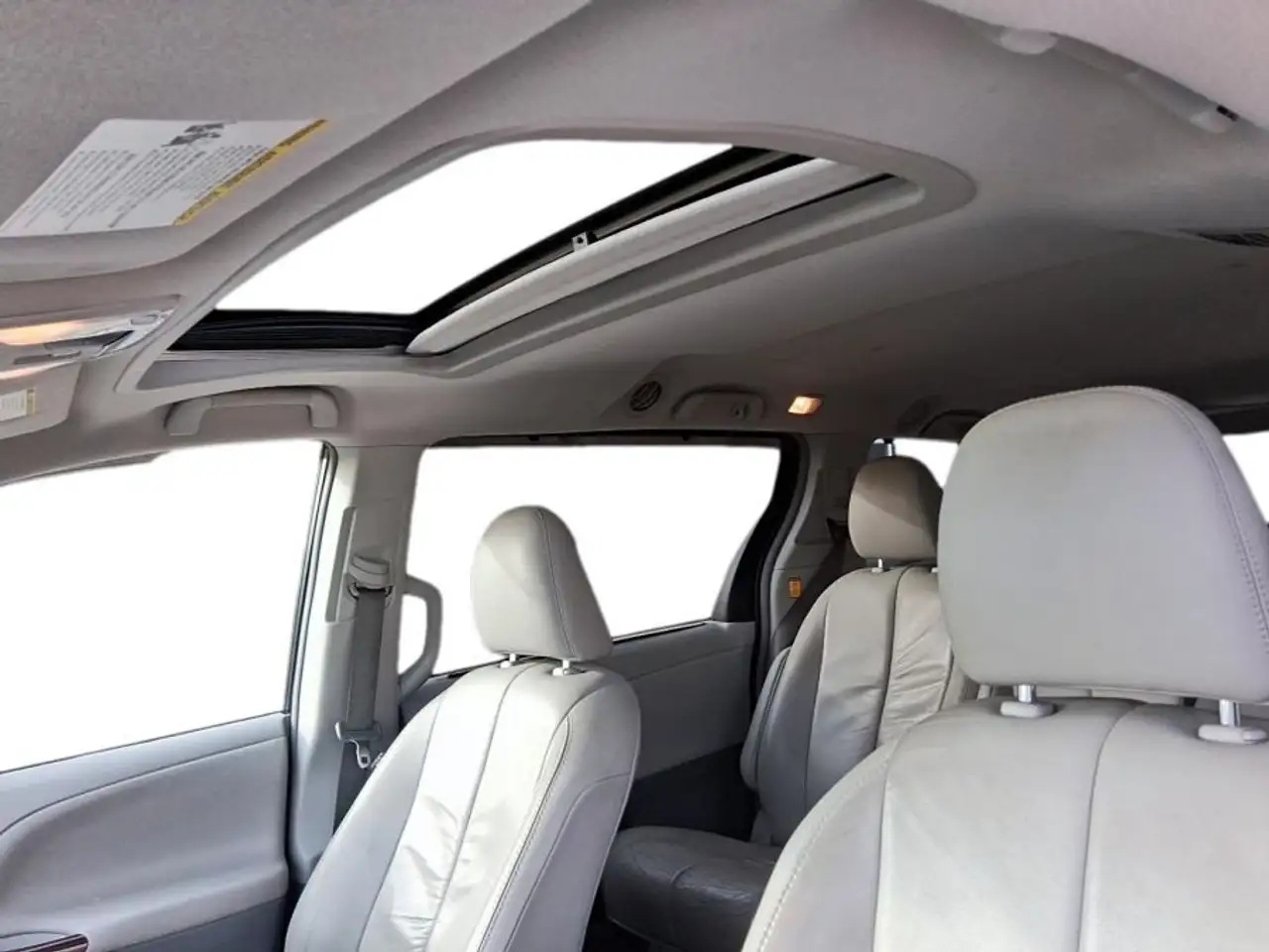 Toyota Sienna снимка Toyota Sienna