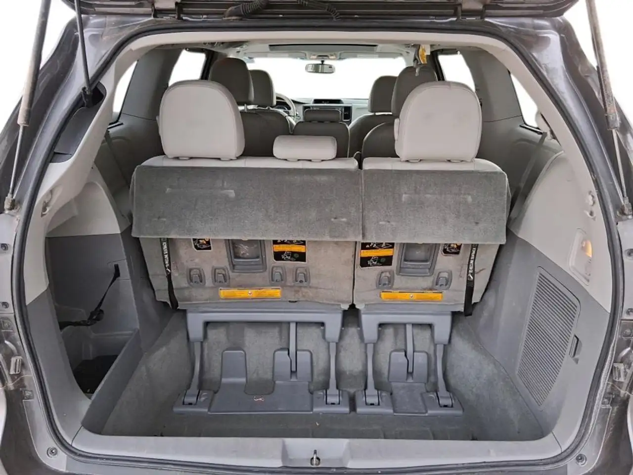 Toyota Sienna снимка Toyota Sienna