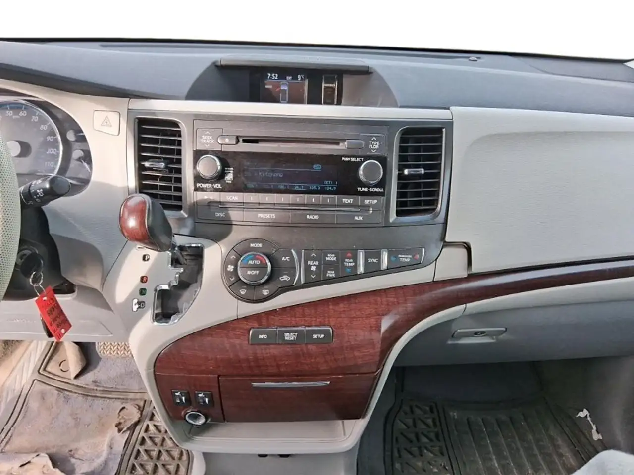 Toyota Sienna снимка Toyota Sienna