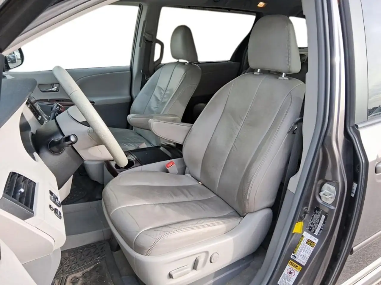 Toyota Sienna снимка Toyota Sienna
