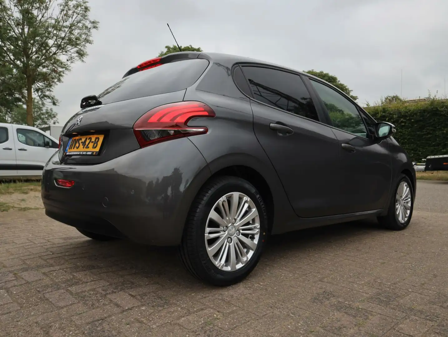 Peugeot 208 1.2 PureTech Signature 5drs. (Vol-Opties!) Grijs - 2
