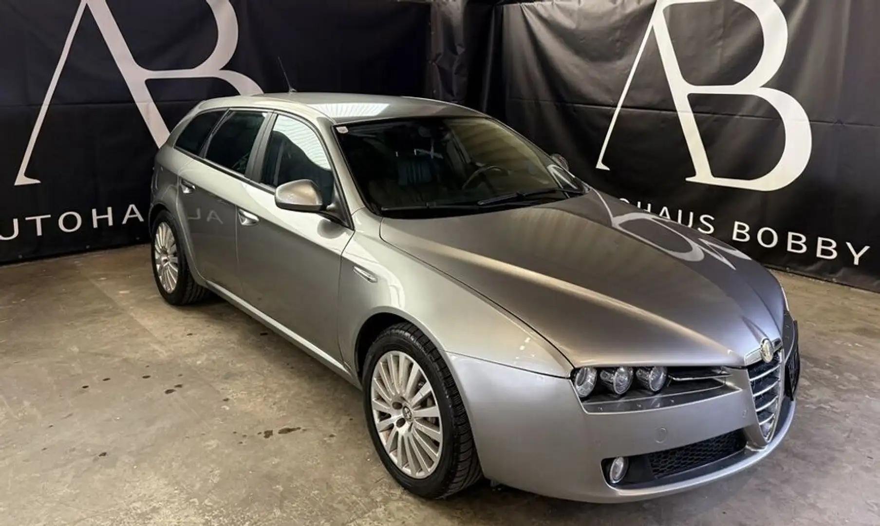 Alfa Romeo 159 SW 2,4 JTDM 20V Dist. Qtronic 2.Besitz Grau - 1