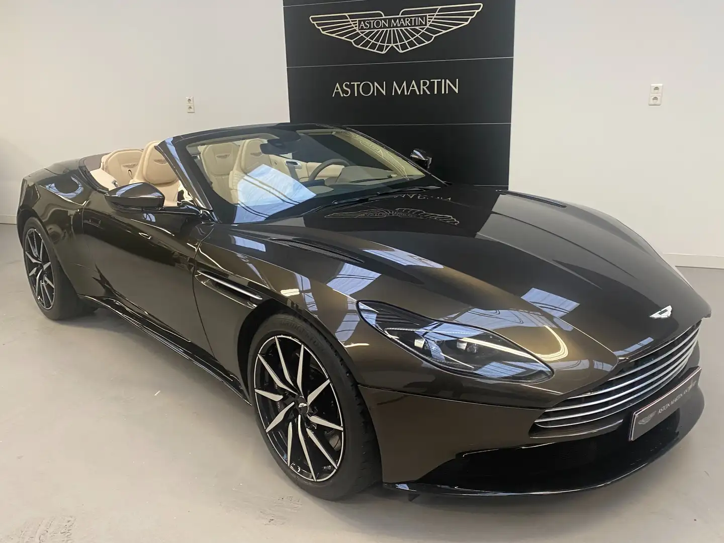 Aston Martin DB11 4.0 V8 BiTurbo brončana - 1
