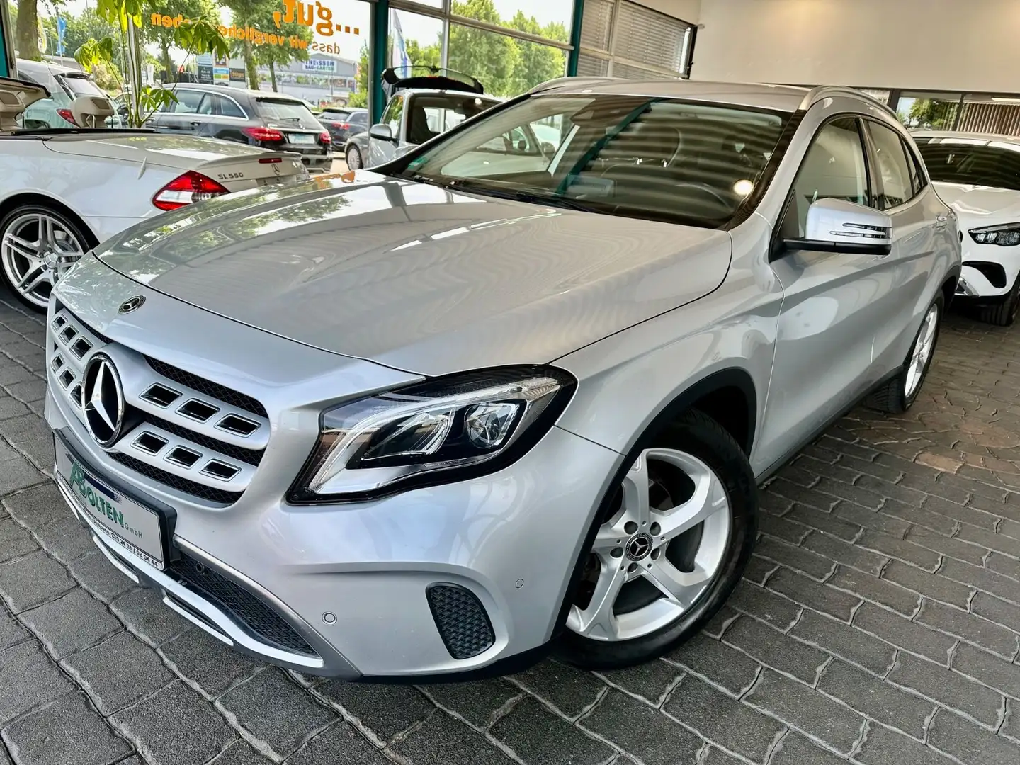 Mercedes-Benz GLA 180 DCT Urban-AHK-LED-Leder-PTS-Navi Silber - 2