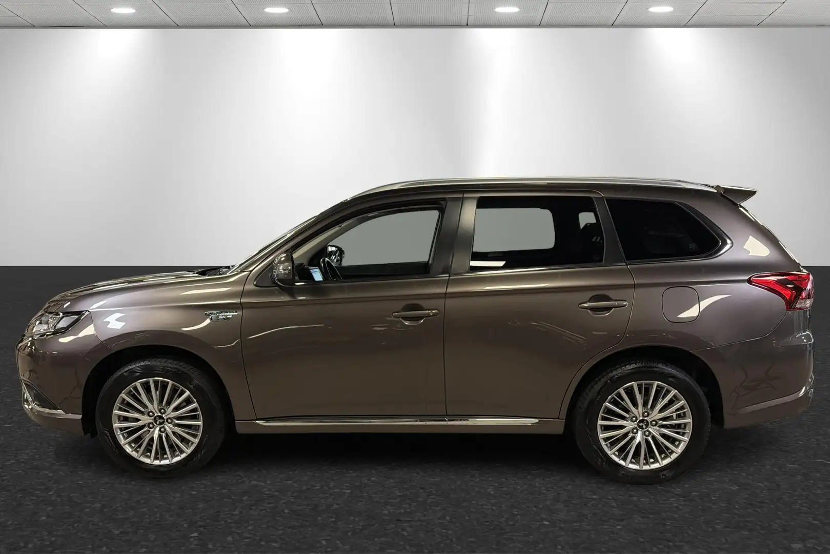 Mitsubishi Outlander 2.4 PHEV Pure 18" lichtmetaal, Trekhaak Brun - 2