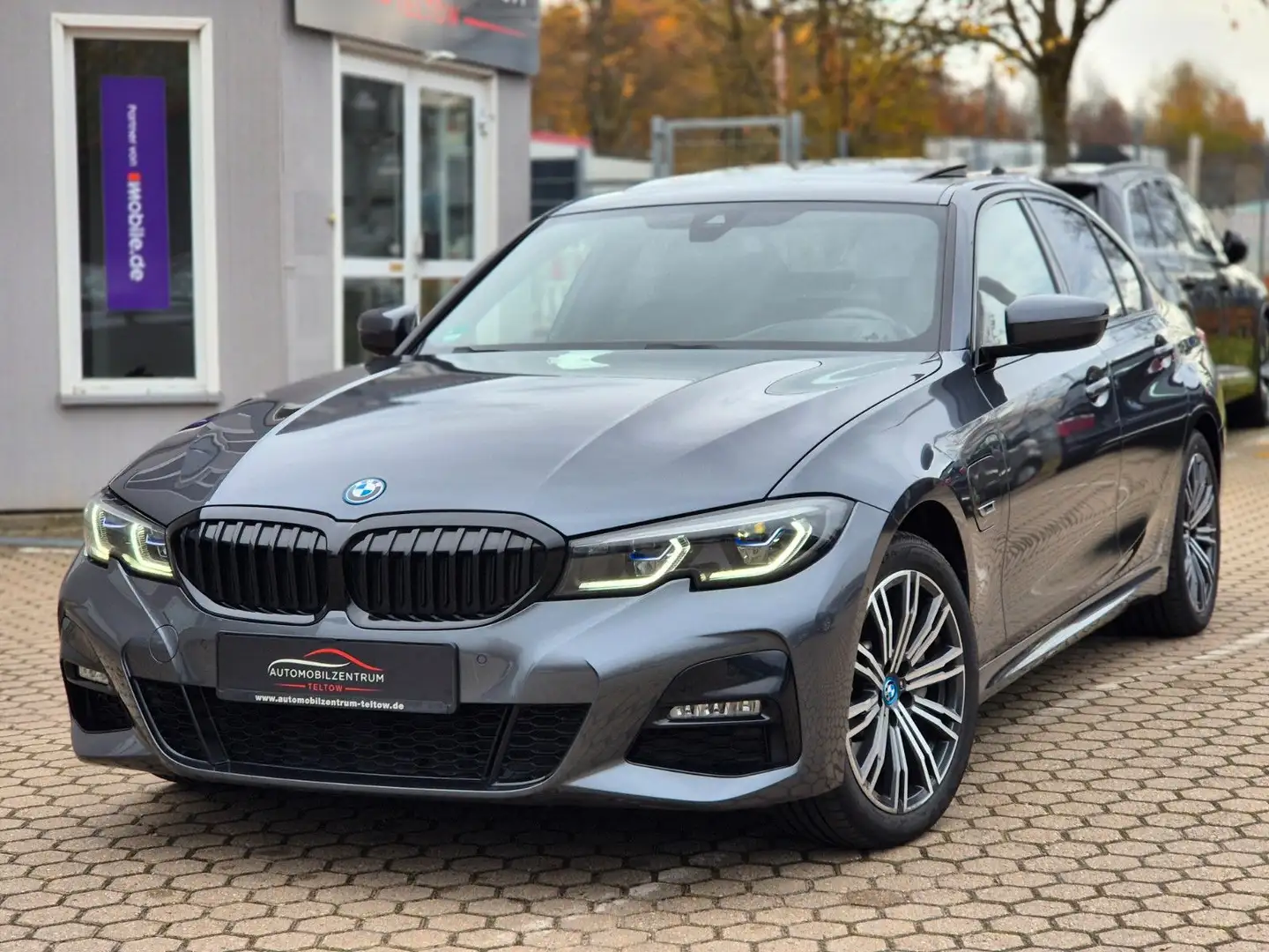 BMW 330 e M Sport Laser/HuD/LiveCockpit/Ambiente/HiFi Grau - 1
