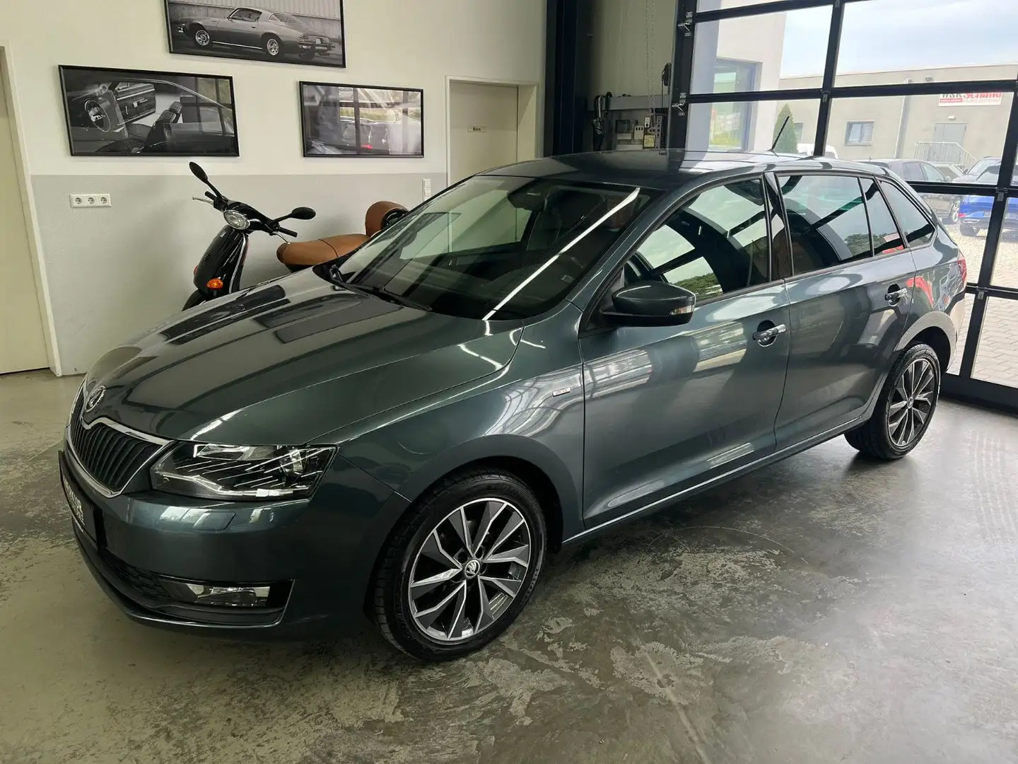 Skoda Rapid/Spaceback 1.0 TSI Spaceback Drive+Bi-Xenon+SHZ+PDC Gris - 1