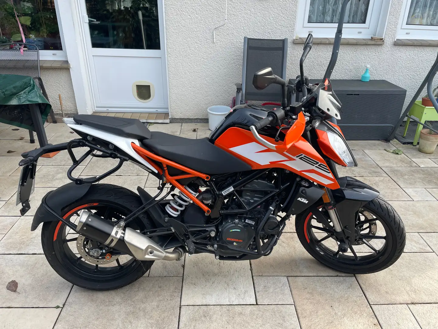 KTM 125 Duke Topzustand mit vier Zubehör und wenige KM Orange - 2