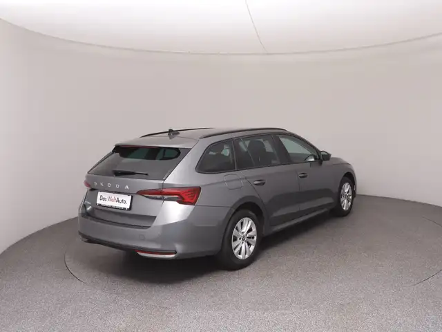 Skoda Octavia view 4