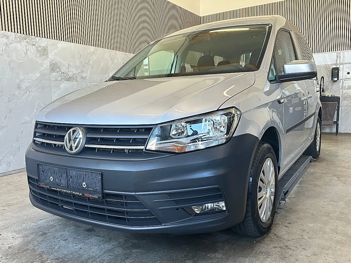 Volkswagen Caddy Kombi Trendline 2,0 TDI Front Assist, Tempomat,... Silber - 1