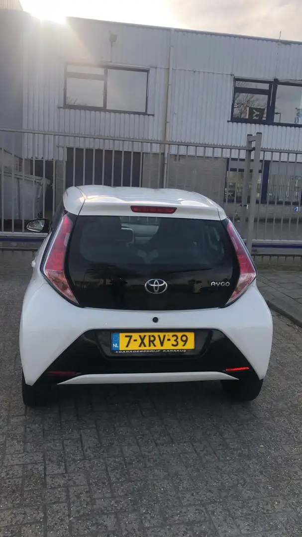 Toyota Aygo x-play Weiß - 2