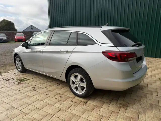 Opel Astra view 3
