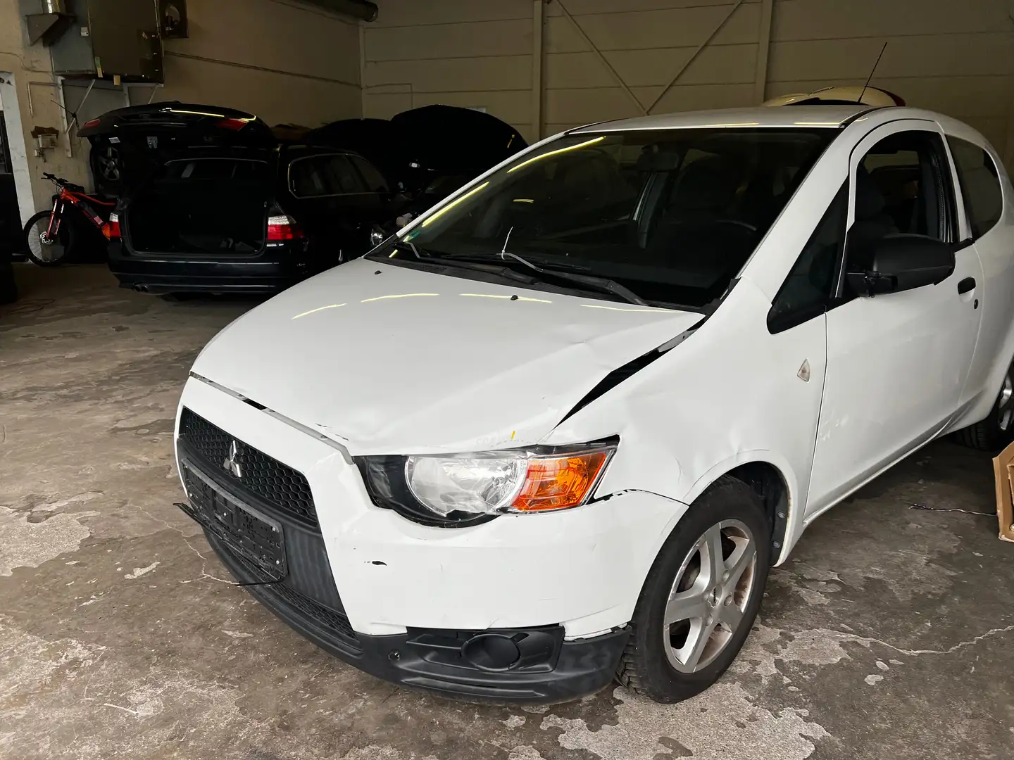 Mitsubishi Colt Basis Blanc - 1