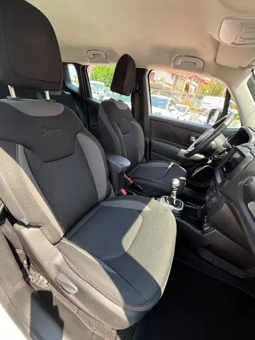 Jeep Renegade view 11