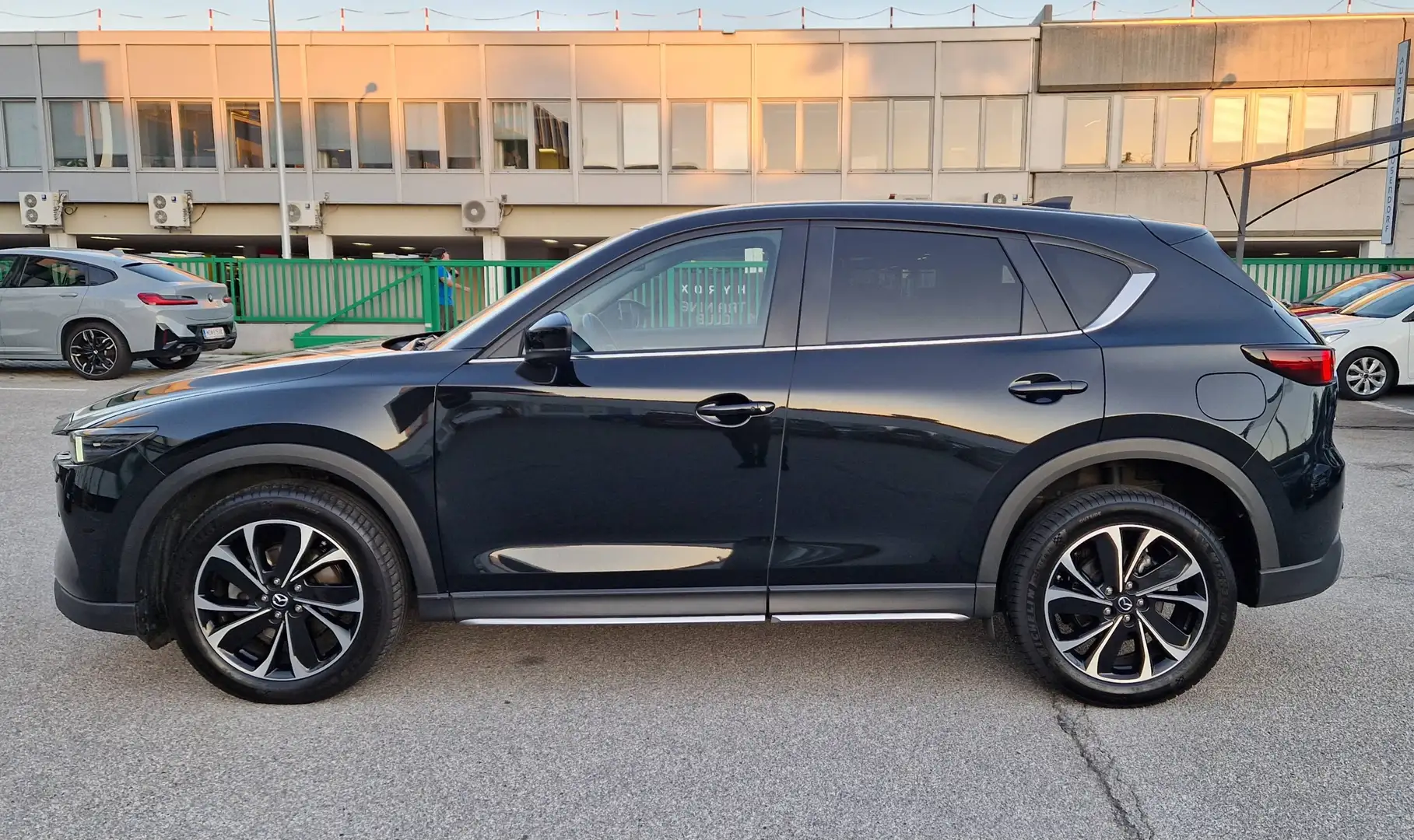 Mazda CX-5 CD184 Skyactive D AWD Newground Aut. Schwarz - 2