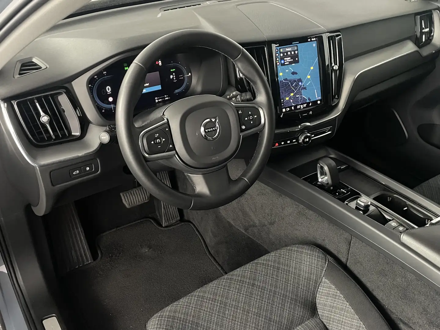 Volvo XC60 2.0 T6 Plug-in hybrid AWD Inscription Panoramadak Grau - 2