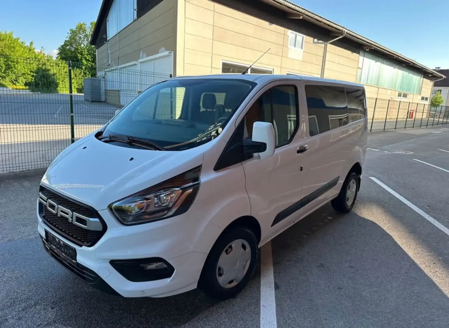 Ford Transit Custom Transit Custom Variobus 2,0 TDCI L2H2 320 Trend Белый - 1