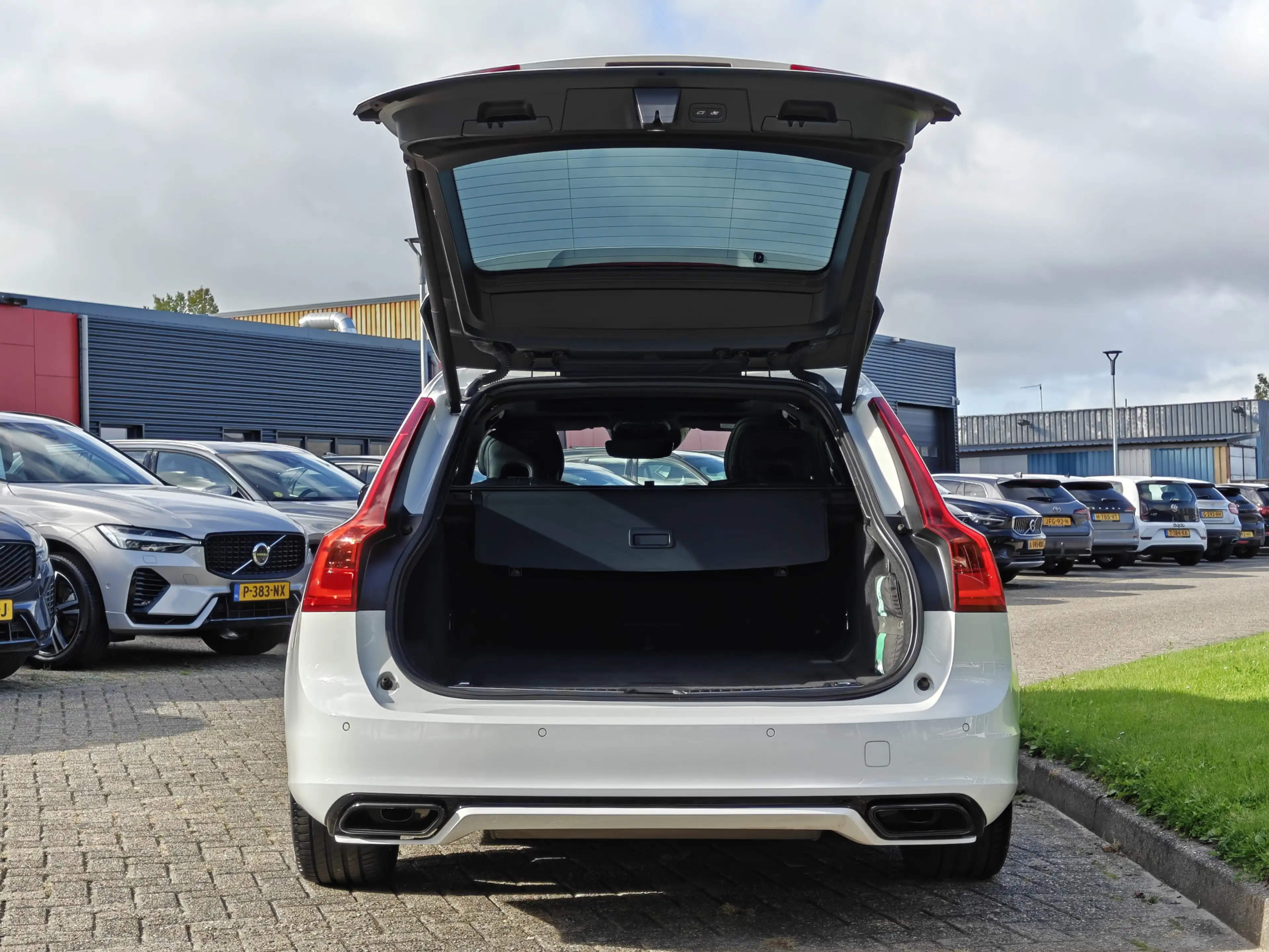 Volvo V90 T4 191PK Business Sport | BLIS | Polestar | HUD | — photo 12