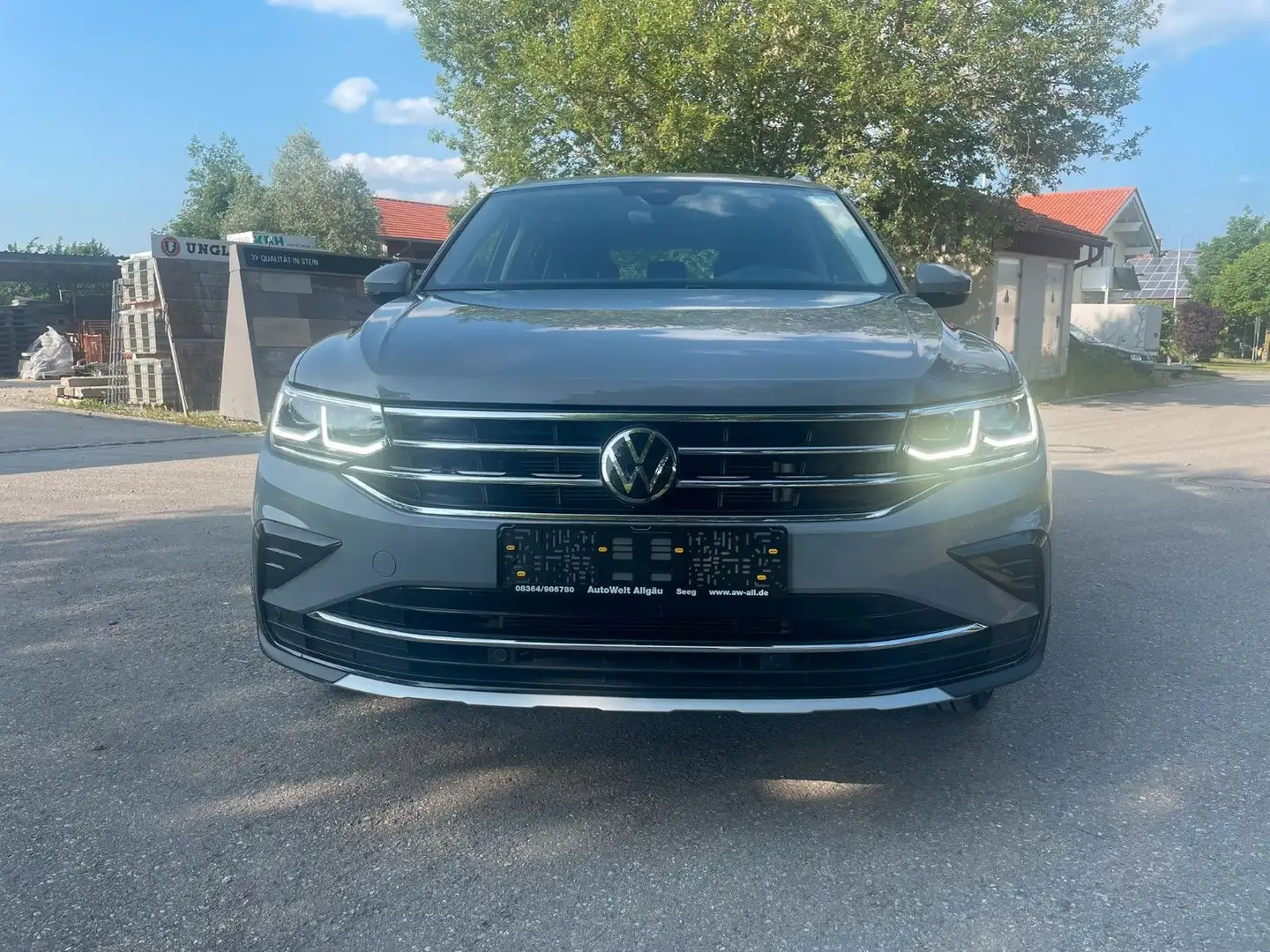 Volkswagen Tiguan Elegance 4Motion / Panorama / AHK Grau - 2
